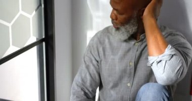 Endişeli işadamı Office 4 k katta oturan