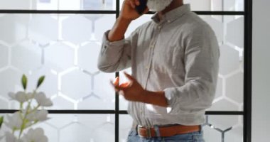 Olgun işadamı cep telefonu 4 k ofiste konuşurken