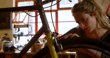 Güzel kadın döngüsü tamir atölyesinde 4 k