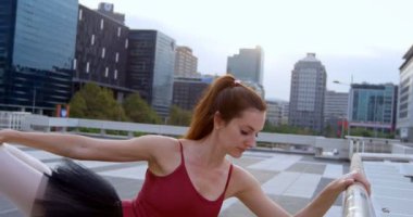 4 k şehirde kaldırımda germe balet