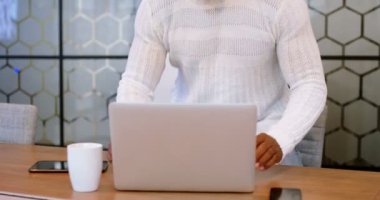 Komuta sizde office 4 k konferans odasında dizüstü bilgisayar kullanarak