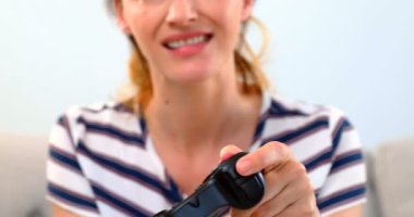 Kadın kanepe beyaz arka plan 4 k joystick oyun oynamaya yakın çekim