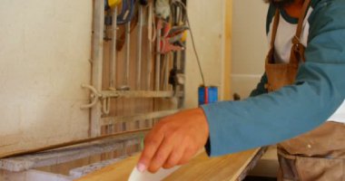 4 k atölyede çalışma özenli sörf tahtası maker