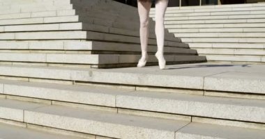 Kadın balet sokak 4 k merdivenlerde performans