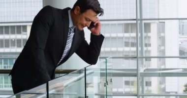 Office 4 k cep telefonu konuşurken işadamı