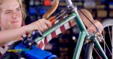 Güzel kadın döngüsü tamir atölyesinde 4 k