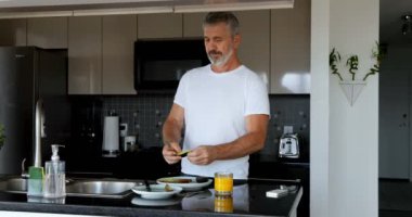 Adam ev 4 k mutfakta kahvaltı hazırlarken