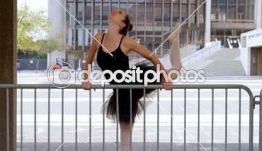 Korkuluk kaldırımda 4 k tarafından dans Bale dansçısı