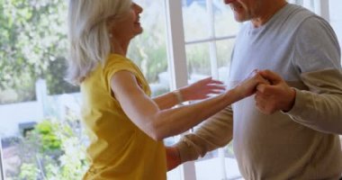 4 k verandada evde dans romantik üst düzey çift