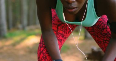 Kadın jogger 4 k ormanda koşu sonra rahatlatıcı Close-up