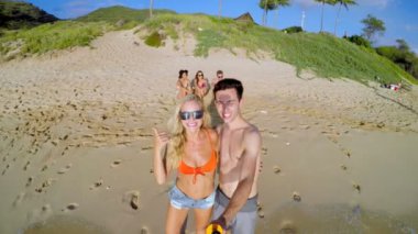 Turistler selfie Sahilde güneşli bir günde 4 k alarak.