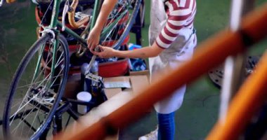 Güzel kadın döngüsü tamir atölyesinde 4 k