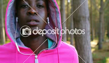 Kadın jogger 4 k ormanda koşu için ısınma