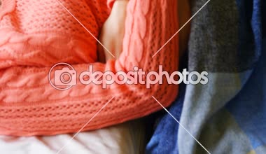 Yakın-up 4 k evde kanepede rahatlatıcı bir lezbiyen çift