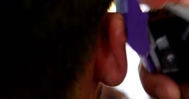 Adamın düzeltici, berber dükkanı 4 k ile kesilmiş saçları getting kapat