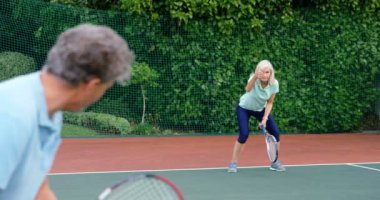 Üst düzey çift vererek birbirlerine kadar Tenis Kortu 4 k tenis oynarken harman