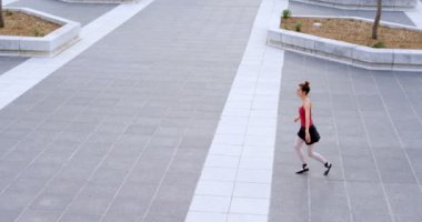 4 k şehirde kaldırım performans kadın balet