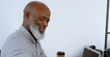 İşadamı Danışma ofisi 4 k üzerinde gülümseyen