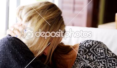 Divan ev 4 k kafa kafaya lezbiyen çiftin yakın çekim