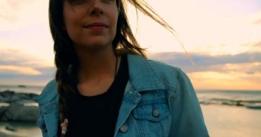 4 k kumsalda duran gülümseyen kadın