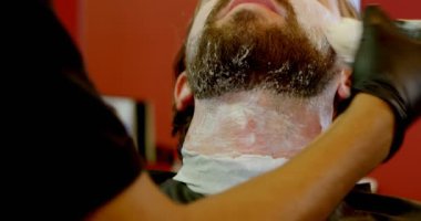 Tıraş kremi uygulayarak kuaför berber dükkanı 4 k, sakal mans