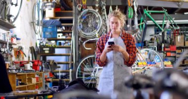 Güzel kadın cep telefonuyla atölyesinde 4 k