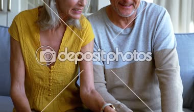 Üst düzey çift ev 4 k fotoğraf albümü verandada izlerken