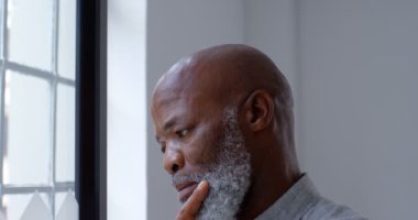 Ofisinde 4k düşünceli işadamı portresi yakın çekim