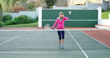 Tenis Kortu 4 k tezahürat mutlu kadın kıdemli