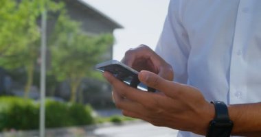 Sokak 4 k üzerinde cep telefonu kullanan adam Close-up