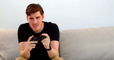 Beyaz arka plan 4 k Divan joystick oyun oynuyor adam