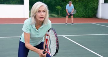 Üst düzey kadın ve erkek tenis Tenis Kortu 4 k içinde oynamaya konsantre