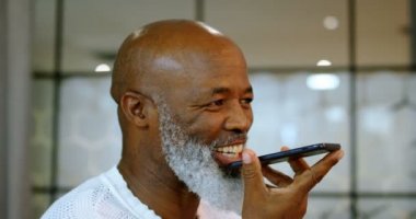 Office 4 k cep telefonunda konuşan üst düzey adam