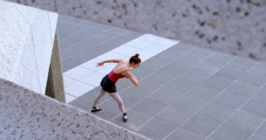 4 k şehirde kaldırım performans kadın balet