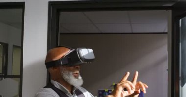 Sanal gerçeklik kulaklık kullanma office 4 k gülümseyen iş adamı