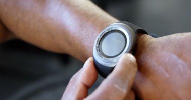 Adam onun smartwatch 4 k ayarlama Close-up