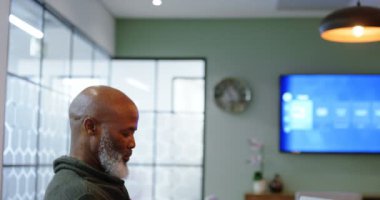 Komuta sizde ofisinde 4 k konferans salonunda cep telefonuyla