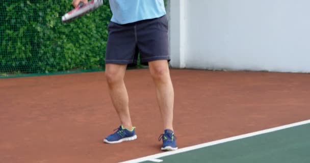 Старший Мужчина Играет Теннис Теннисном Корте — стоковое видео