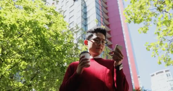 Man Met Koffie Beker Met Behulp Van Mobiele Telefoon Straat — Stockvideo