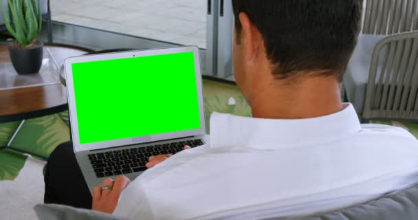 Vista Posteriore Dell Uomo Affari Che Utilizza Computer Portatile Ufficio — Video Stock