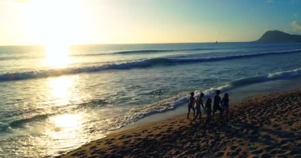 日没の でビーチで歩く観光客 — ストック動画