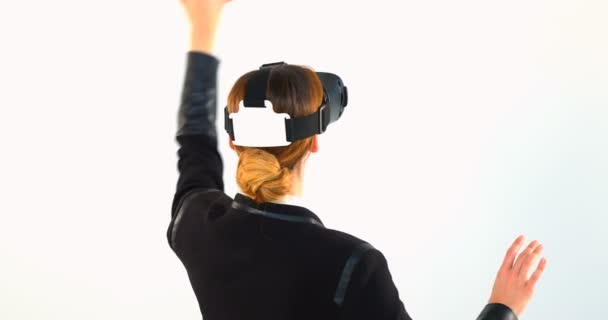 の白い背景に対して仮想現実のヘッドセットを使用してビジネスの女性の後姿 — ストック動画