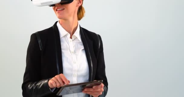Mujer Negocios Que Utiliza Auriculares Realidad Virtual Tableta Digital Contra — Vídeos de Stock
