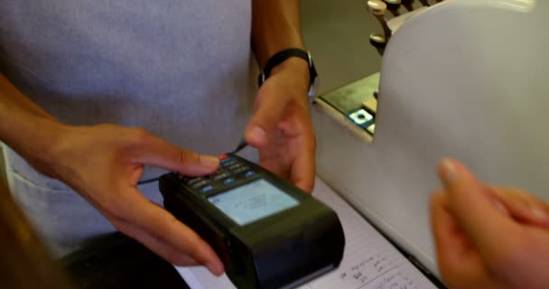 Müşteri Berber Smartwatch Üzerinden Ödeme Yapma — Stok video