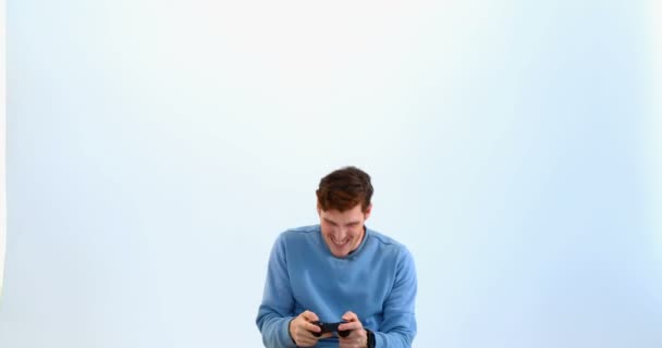 Человек Играющий Джойстиком Ноутбуке Синем Фоне — стоковое видео