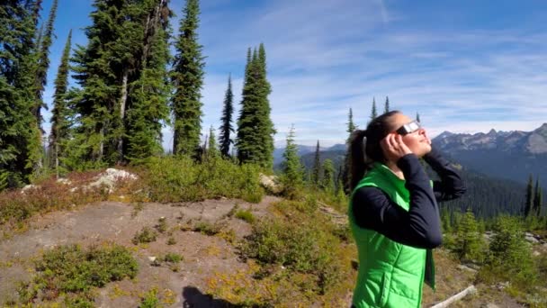 Kobieta Pomocą Zaćmienie Gogle Zboczu Góry — Wideo stockowe