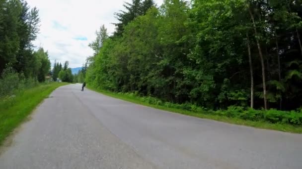 Mann Mit Skateboard Auf Der Straße Einem Sonnigen Tag — Stockvideo