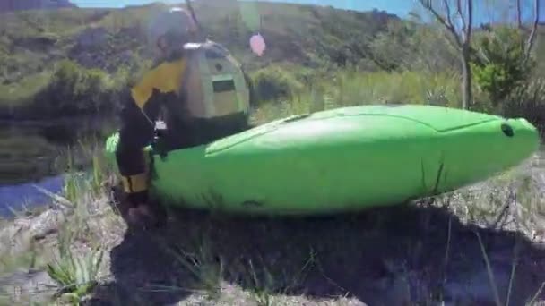 Femme Kayak Dans Lac Campagne Jour Ensoleillé — Video