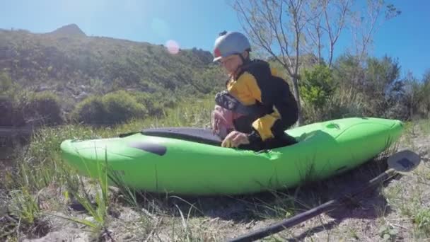 Mujer Preparándose Para Kayak Día Soleado — Vídeo de stock