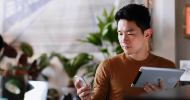 Hombre Usando Tableta Digital Teléfono Móvil Mostrador Cocina Casa — Vídeo de stock